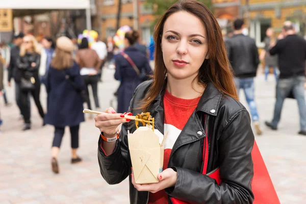 Young Woman Eating Asian Take Out at Busy Festival — Stock Photo, Image