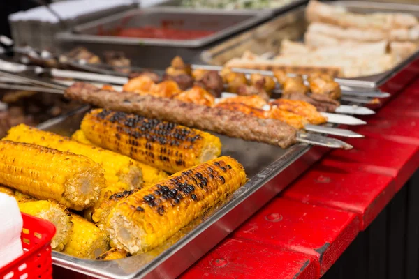 Delicioso milho grelhado na espiga — Fotografia de Stock