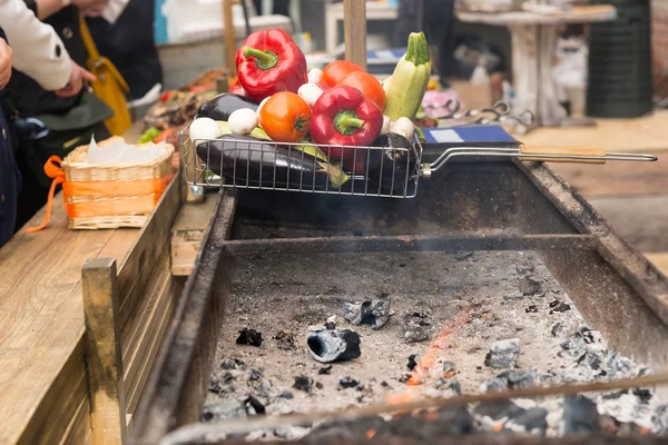 Glödande kol i en grill med färska grönsaker — Stockfoto