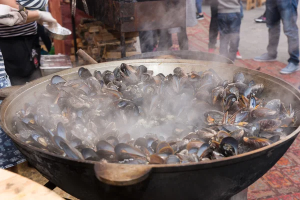 Caldero grande de mejillones de agua salada humeantes —  Fotos de Stock