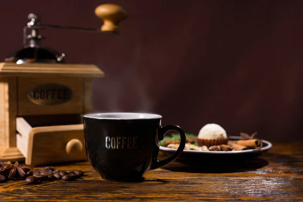 Café quente com moedor, feijão e prato de especiarias — Fotografia de Stock