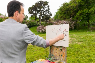 Bir erkek sanatçı onun Bizdeki bir taslak oluşturulması sırasında yan görünüm