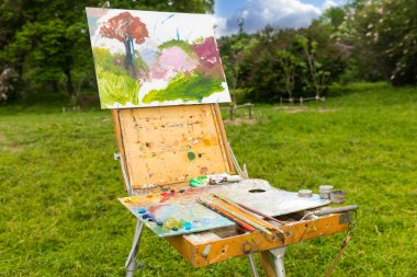 Zaman giyilen profesyonel ressam sketchbook açık havada
