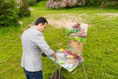 Erkek orta yaşlı konsantre