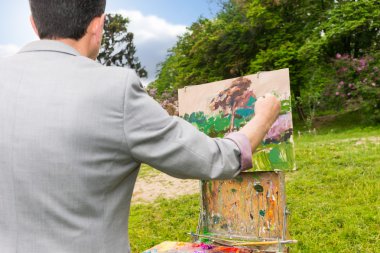 Orta yaşlı moda erkek painte omuz görünümü üzerinde