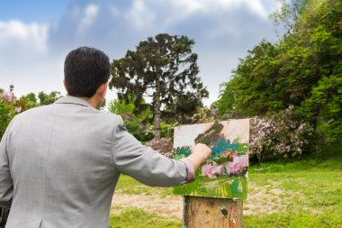 Arkadan görünüşü onun sketchb ile yakışıklı bir orta yaşlı erkek sanatçı