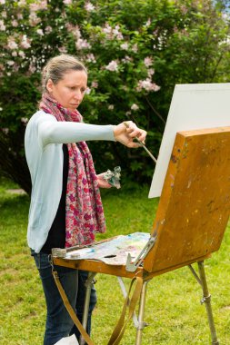 Açık sürecinde ciddi bir kadın sanatçı portresi bir