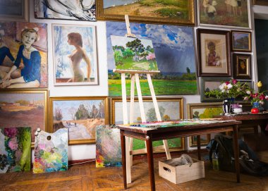 Ressamlar studio ile renkli tuvaller