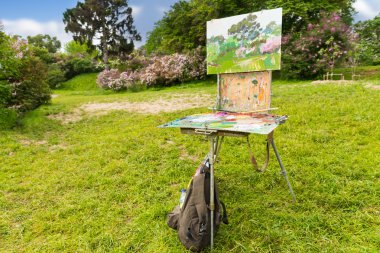 Sanatçının sketchbook bahçesinde tripod üzerinde 