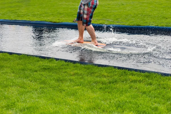 Barfuß-Surfer planscht an Bord über einen Pool — Stockfoto