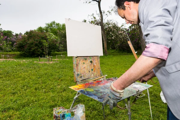 Artista se preparando para pintar — Fotografia de Stock