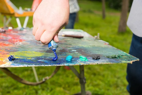 Artist Squeeze Paint on the Palette — стоковое фото
