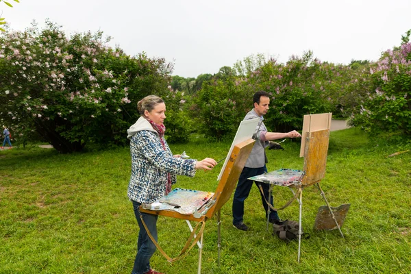 Mannelijke en vrouwelijke schilders staan voor hun sketchbooks — Stockfoto