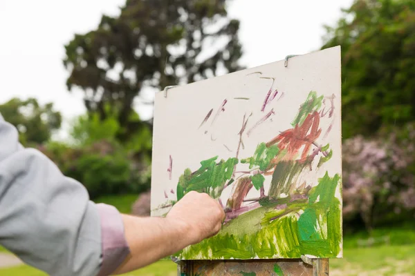 Рука художника-мужчины рисует красивый эскиз картины outdoo — стоковое фото