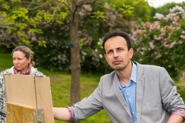 Artista y pintora masculina soñadora durante la clase de arte al aire libre — Foto de Stock