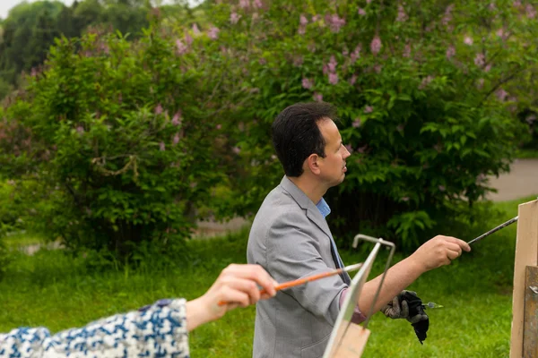 Male painter looking through the park during art class — Stock Photo, Image