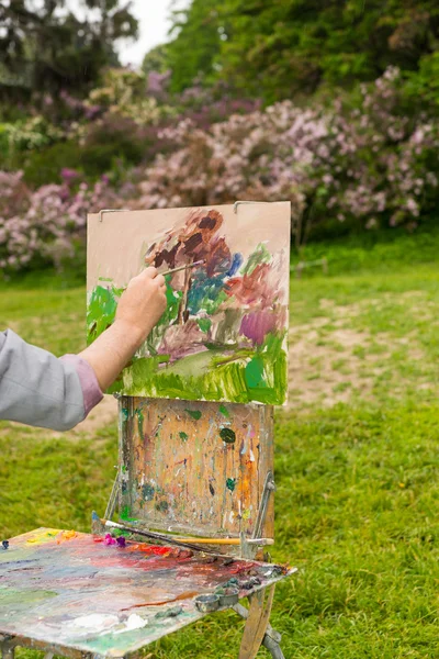 Hand des männlichen Malers beendet seine Skizze — Stockfoto