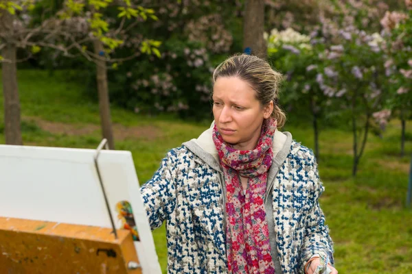 Artiste féminine mélancolique lors d'un cours d'art dans un parc — Photo