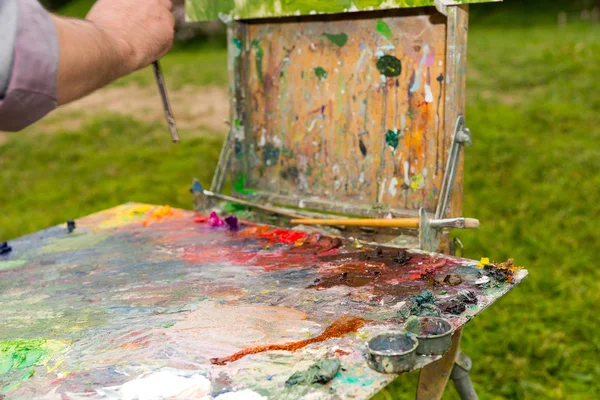 Čas na sobě malíř skicáře s venkovní barevné palety — Stock fotografie