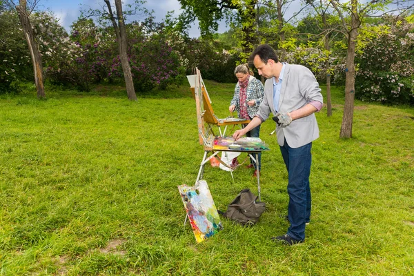 Twee professionele middelbare leeftijd ongestoord schilders schilderij mas — Stockfoto