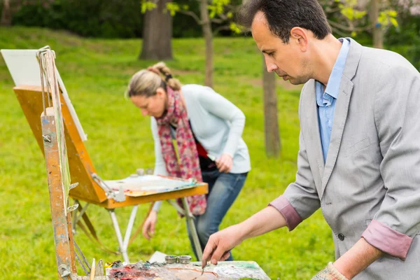 Dois pintores criativos na moda durante uma aula de arte em um parque — Fotografia de Stock