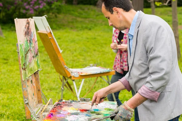 Twee professionele modieuze creatieve schilders tijdens een kunst cla — Stockfoto