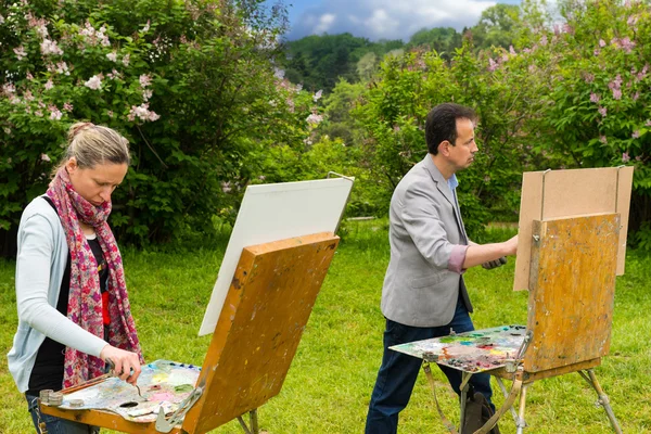 Deux artistes créatifs concentrés dans un processus dans un parc — Photo