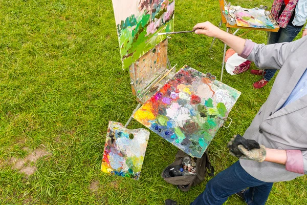 Twee middelbare leeftijd modieuze professionele schilders in een park — Stockfoto