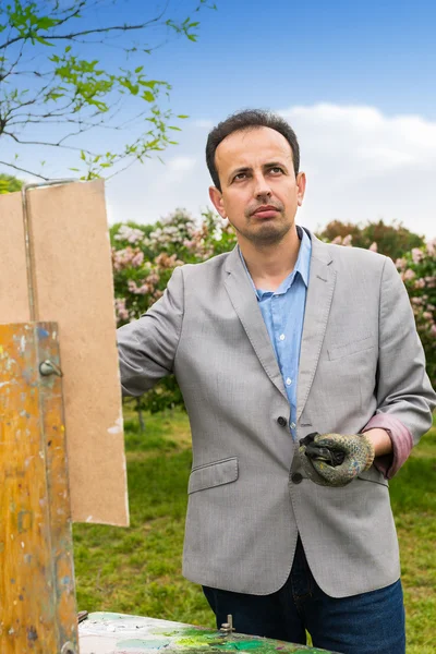 Mannelijke artiest op zoek door het park — Stockfoto