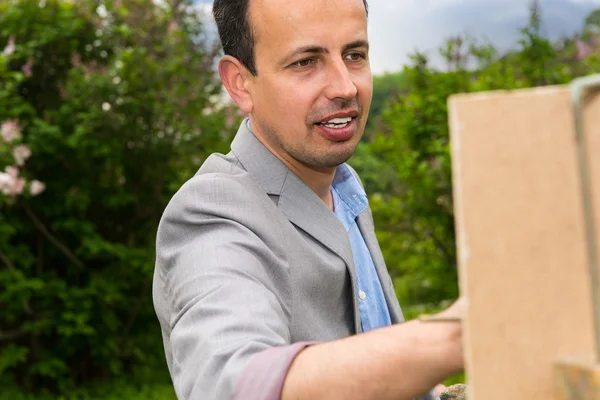 Portret van een knappe middelbare leeftijd vrolijke mannelijke artiest — Stockfoto