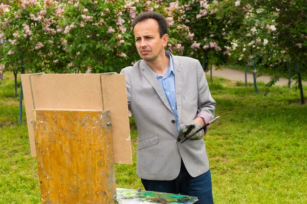 Melancholy male painter painting a masterpiece — Stock Photo, Image