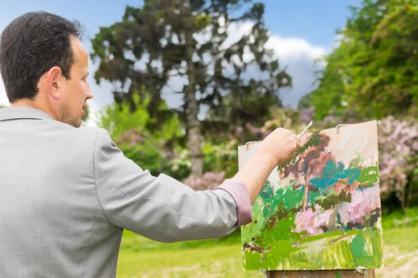 Par-dessus l'épaule d'un peintre masculin travaillant sur un carnet de croquis — Photo