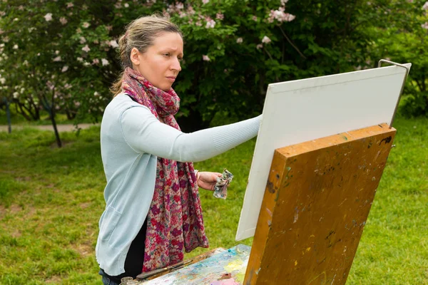 Melancholie vrouwelijke schilder schilderij een meesterwerk in de buitenlucht — Stockfoto