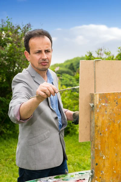 Retrato de un artista masculino de mediana edad en el proceso — Foto de Stock