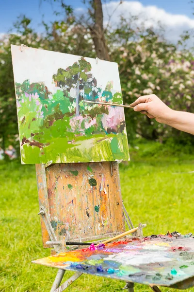 Hand van een kunstenaar in de open lucht — Stockfoto