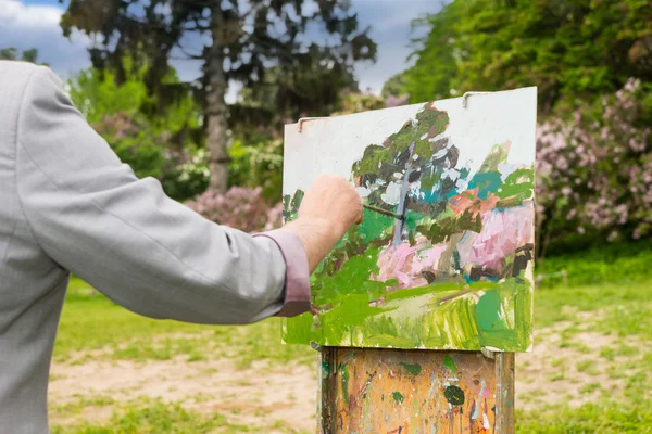 Ruka muže malíř pracuje venku v parku nebo na zahradě — Stock fotografie