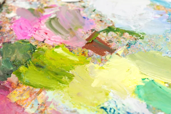 Pintura a óleo misturada brilhante em uma paleta — Fotografia de Stock