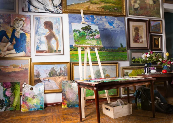 Estúdio de pintores com telas coloridas — Fotografia de Stock