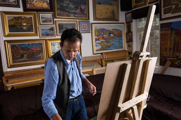 Contemplative male painter standing in front of his easel — Stock Photo, Image