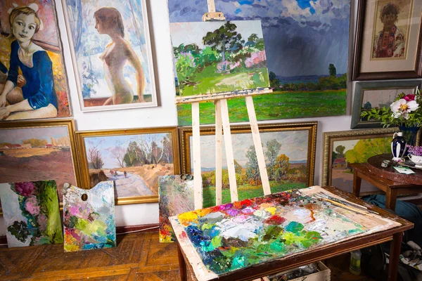 Professional artists studio with colorful canvases — Stock Photo, Image