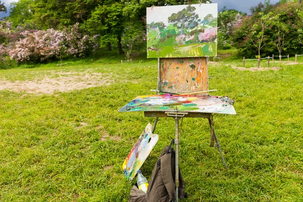 Målarens sketchbook på stativ i en trädgård — Stockfoto