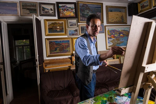 Homem artista pintura em seu estúdio — Fotografia de Stock