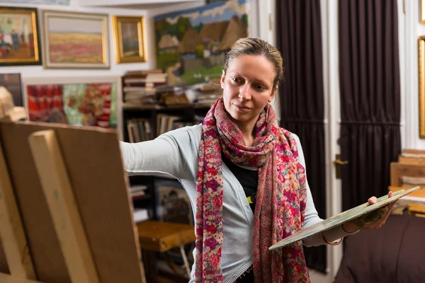 Profissional mulher artista pintura em seu estúdio — Fotografia de Stock