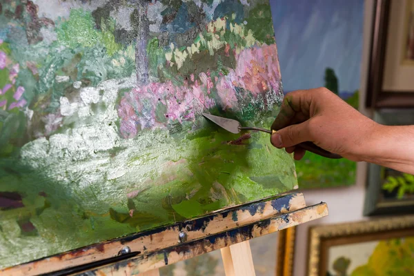 Vista de cerca de la mano del pintor sosteniendo un cuchillo de paleta — Foto de Stock