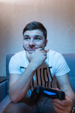 Video oyunu oynadıktan sonra üzgün erkek oyun düşünme
