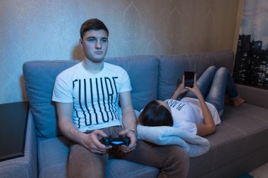 Genç fasionable çift onların birlikte evde vakit 