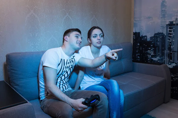 Jonge man zijn vriendin te vertellen over de thuiswedstrijd — Stockfoto