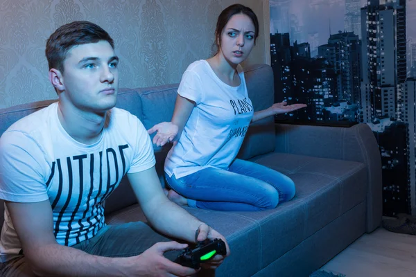 Jonge man met het afspelen van een video game thuis en keek door zijn frustr — Stockfoto