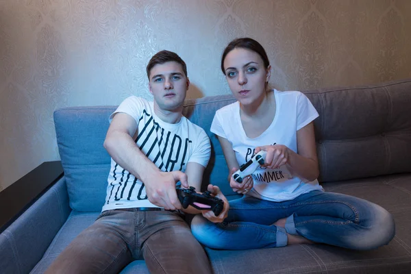 Jong paar spelen video games — Stockfoto