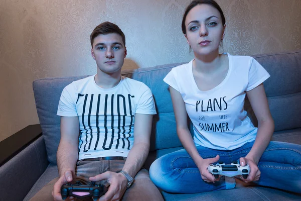 Jonge man en vrouw spelen van videospellen — Stockfoto